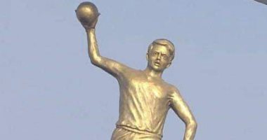 استعدادا لكأس العالم.. وضع تمثال للاعب كرة يد بمدخل الإسكندرية 