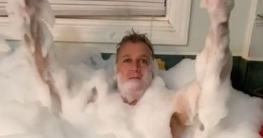 أب يغفو في النوم داخل حوض استحمام فيستيقظ على مقلب من ابنته.. فيديو