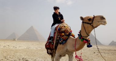 الطفل المصرى صاحب لقب شخصية عام 2020 بالنمسا يزور منطقة آثار الهرم.. صور