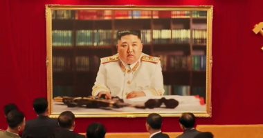 كوريا الشمالية .. صورة جديدة لكيم جونج أون بزى عسكرى وبجواره رشاش
