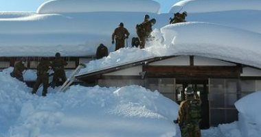 الثلوج تغطى شوارع ومنازل "أكيتا" اليابانية والجيش يتدخل.. صور