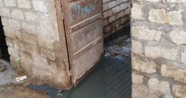 محافظة سوهاج تستجيب لشكوى أهالى الكولا بشأن غرق منازل بالمياه الجوفية
