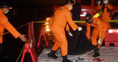 انتشال جثث ضحايا وحطام الطائرة الإندونيسية من بحر جاوة