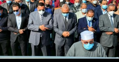 محافظا البحيرة والقليوبية يؤديان صلاة الجنازة على الدكتور حمدى الطباخ