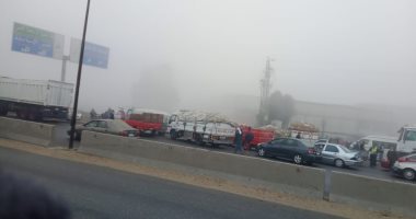 غلق طريق شبرا بنها الحر أمام حركة السيارات بسبب الشبورة الكثيفة.. فيديو وصور