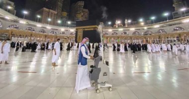 رئاسة الحرمين تضع 20 جهاز جديد لتعقيم أسطح المسجد الحرام بالبخار الجاف