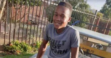 طفل من جنوب أفريقيا يحول الخردة المعدنية لسيارة أحلامه.. فيديو وصور