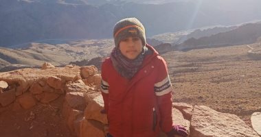 طفل يصعد إلى أعلى قمة جبل في مصر بـ سانت كاترين