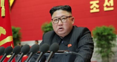 زعيم كوريا الشمالية يشرف على تجربة إطلاق قذائف طورتها شركة عسكرية جديدة