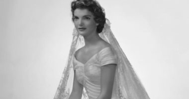 مؤرخة موضة تكشف رد فعل جاكلين كينيدى على فستان زفافها: وصفته بـ"غطاء مصباح"