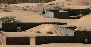 قصة قرية عمانية غمرتها الرمال قبل 30 عامًا وهروب قاطنيها.. اعرف الحكاية