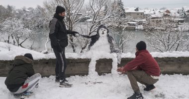 الرجل الثلجى فى البوسنة..  الإبداع من التزلج لصناعة الثماثيل الثلجية