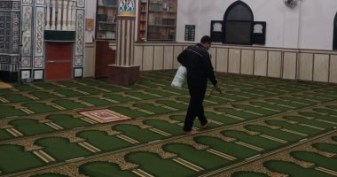 الأوقاف تواصل نظافة وتعقيم المساجد استعدادا لصلاة الجمعة.. صور
