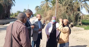 مدير الطرق بالأقصر يتفقد رصف طريق جزيرة راجح بمدينة إسنا