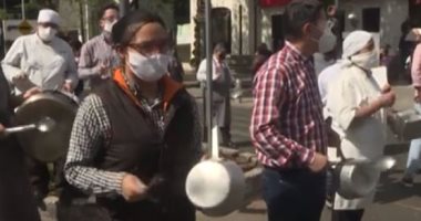 عمال المطاعم يحتجون بـ"الحلل" فى شوارع المكسيك لرفض اغلاق كورونا.. فيديو