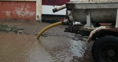 هطول أمطار غزيرة على كفر الشيخ وانتشار مكثف لسيارات شفط المياه.. صور