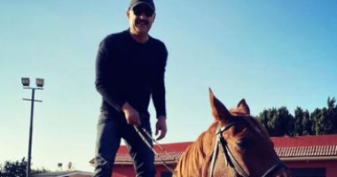 قدرات غير عادية.. أحمد السقا واقفا على ظهر حصانه.. شاهد رد فعل محمد سامى