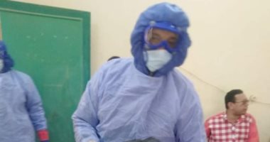 فيديو وصور.. "عبدالعظيم" أول متطوع لتغسيل وتكفين ضحايا كورونا فى الوادى الجديد