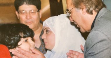 حفيد محمود ياسين يكشف عن صورة قديمة مع جده الراحل بعد 91 يومًا من وفاته