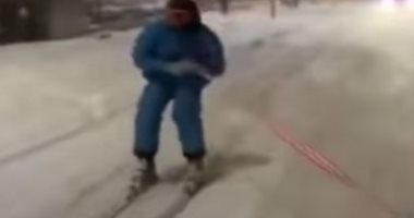 سيارة تجر روسيًا للتزلج على الجليد في الشوارع.. فيديو وصور