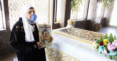 مسنة بضريح جمال عبد الناصر: "هزور قبر نصير الغلابة لأخر يوم فى حياتى"