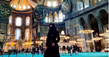 غضب من صورة ممثلة إباحية شهيرة بالنقاب داخل مسجد أيا صوفيا فى تركيا