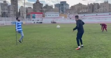 عبد الله مصطفى يستعرض مهاراته مع كرة القدم بساق واحدة مع الونش..فيديو وصور