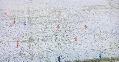 الثلوج تغطي ملعب مباراة في الدوري التركي.. صور