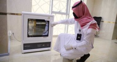 رئاسة الحرمين توفر جهاز لتعقيم الكتب والمخطوطات بالأشعة فوق البنفسجية.. صور