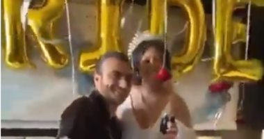 غريبة حفل زفاف داخل غرفة النوم العروسة والعريس والمعازيم بالروب الستان