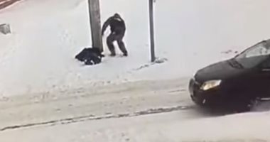 كاميرا مراقبة ترصد إنقاذ سائق لحياة مسن "أغمى عليه" فى الشارع بروسيا.. فيديو