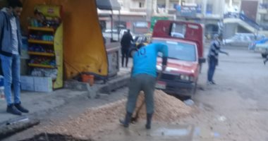 إصلاح كسر ماسورة مياه للشرب بوسط الإسكندرية بسبب هبوط أرضى .. صور