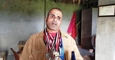 بائع الميداليات بعد نشر قصته باليوم السابع: وزير الرياضة قدم لى فرصة عمل ومسكن