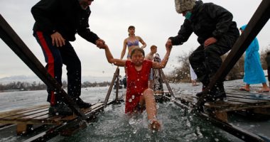 صور.. آلاف الروس في المياه المجلدة بمناسبة عيد الغطاس