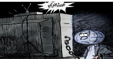 كاريكاتير صحيفة سعودية.. الأمريكيون مقيدون أمام الشاشات فى تنصيب بايدن