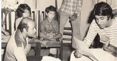 أميتاب باتشان يستعيد ذكريات أول أغنية له بصورة نادرة من 42 سنة