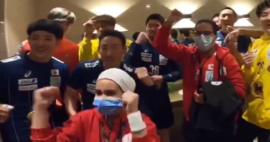 اليابان يحتفل بالتأهل للدور الرئيسى لمونديال اليد على مهرجان "اخواتى".. فيديو