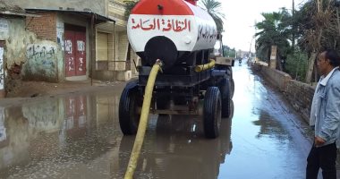 رفع تراكمات مياه الأمطار بمدن كفر الشيخ بعد تحسن حالة الطقس.. صور