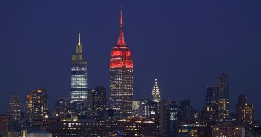 إضاءة المعالم الأمريكية البارزة باللون الأحمر تكريما لضحايا كورونا.. صور