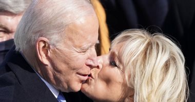 بايدن يبدأ عهد رئاسته للولايات المتحدة بتبادل القبلات مع زوجته.. صور