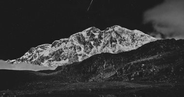 نيبال: تعليق عمليات البحث عن متسلقين فرنسيين مفقودين فى انهيار جليدى بـ"إيفرست" 