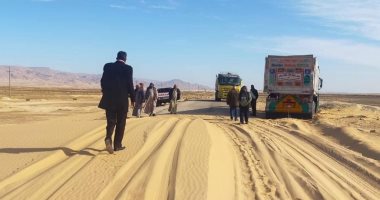 فتح طريق بوسط سيناء اغلقته الرمال المتحركة