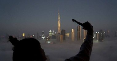 مشاهد ساحرة.. الضباب الكثيف يغطي سماء الإمارات.. ألبوم صور