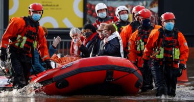 مراكب مطاطية فى شوارع بريطانيا لإنقاذ كبار السن من الفيضانات .. ألبوم صور