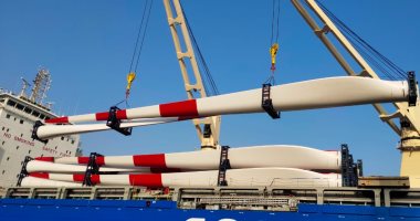 ميناء الأدبية يستقبل معدات كهرباء الرياح بحمولة 8 آلاف طن