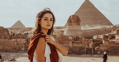 مصر جميلة.. "فوتو سيشن" مصرى يونانى بمنطقة الأهرامات للترويج للسياحة