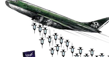 طائرة أمريكية تسقط لقاحات كورونا فى كاريكاتير سعودى