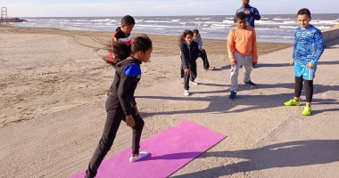 أطفال يتحدون الطقس السيئ ويمارسون الرياضة على شاطئ بورسعيد.. فيديو وصور