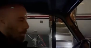 جون ترافولتا يستعرض ثراءه أثناء التوجه لإحدى طائراته الخاصة.. فيديو