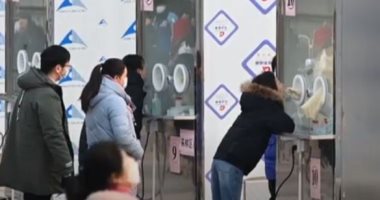 صينيون يصطفون أمام أكشاك بإحدى ساحات بكين للخضوع لاختبارات كورونا.. فيديو